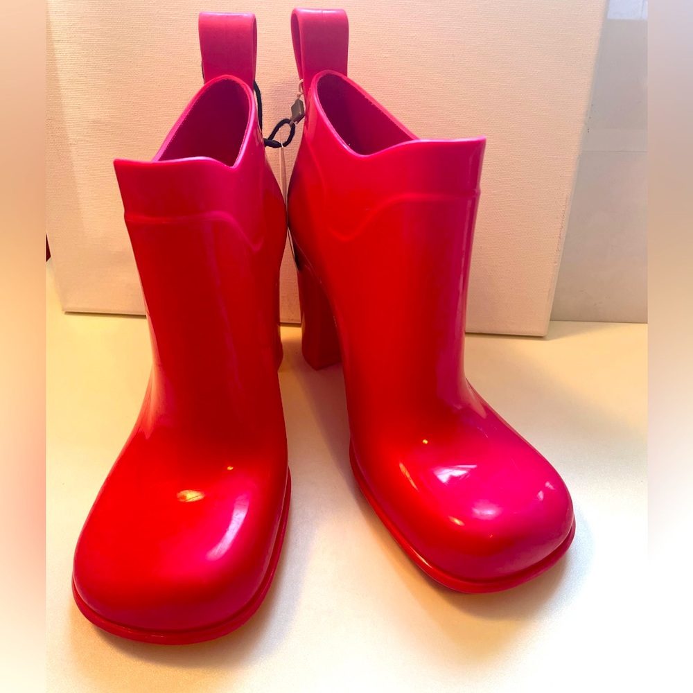 Bottega Veneta Rubber Ankle boots Size 39
Hot pink/fuchsia 3.75 inch block heel